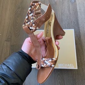 **Pre-Owned** Michael Kors Tribal T-Strap Size 7